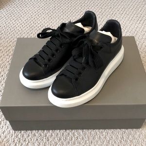 Alexander McQueen Women Oversized Sneaker in Black size 36